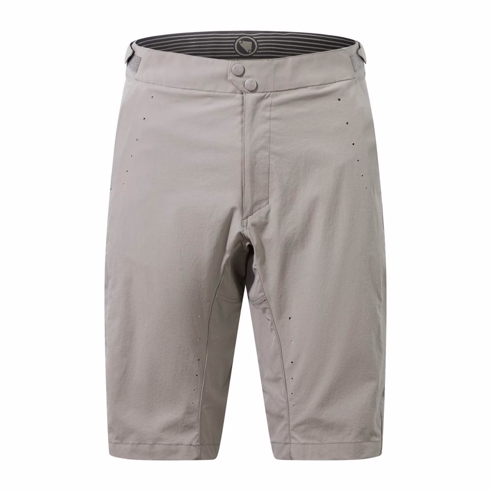 Endura GV500 Foyle Short fossil M - schlank geschnittene Radhose, optimiert für Gravel, perfekt kombinierbar mit GR500 Reiver Bibshort, leicht, robust und komfortabel