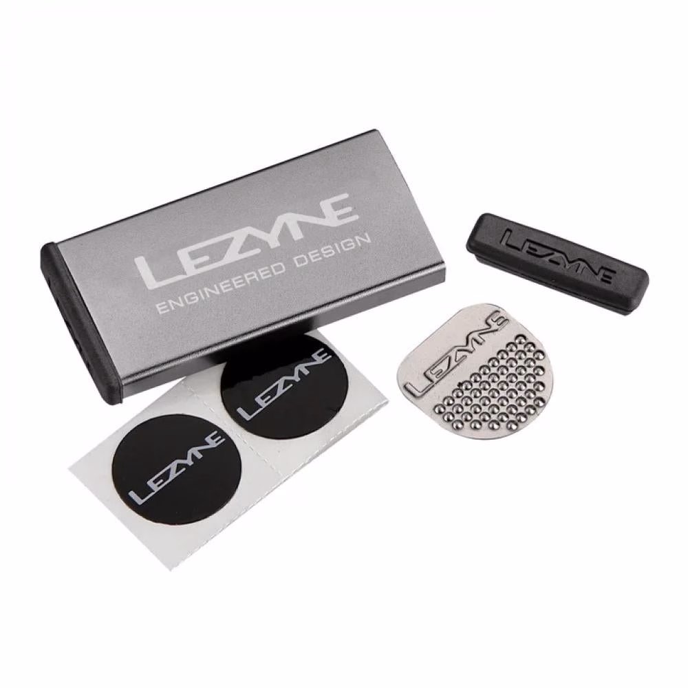 Lezyne Reparaturset METAL Kit Alu 6 Schlauchflicken 1 Anrauher seitliche Öffnung hellgrau