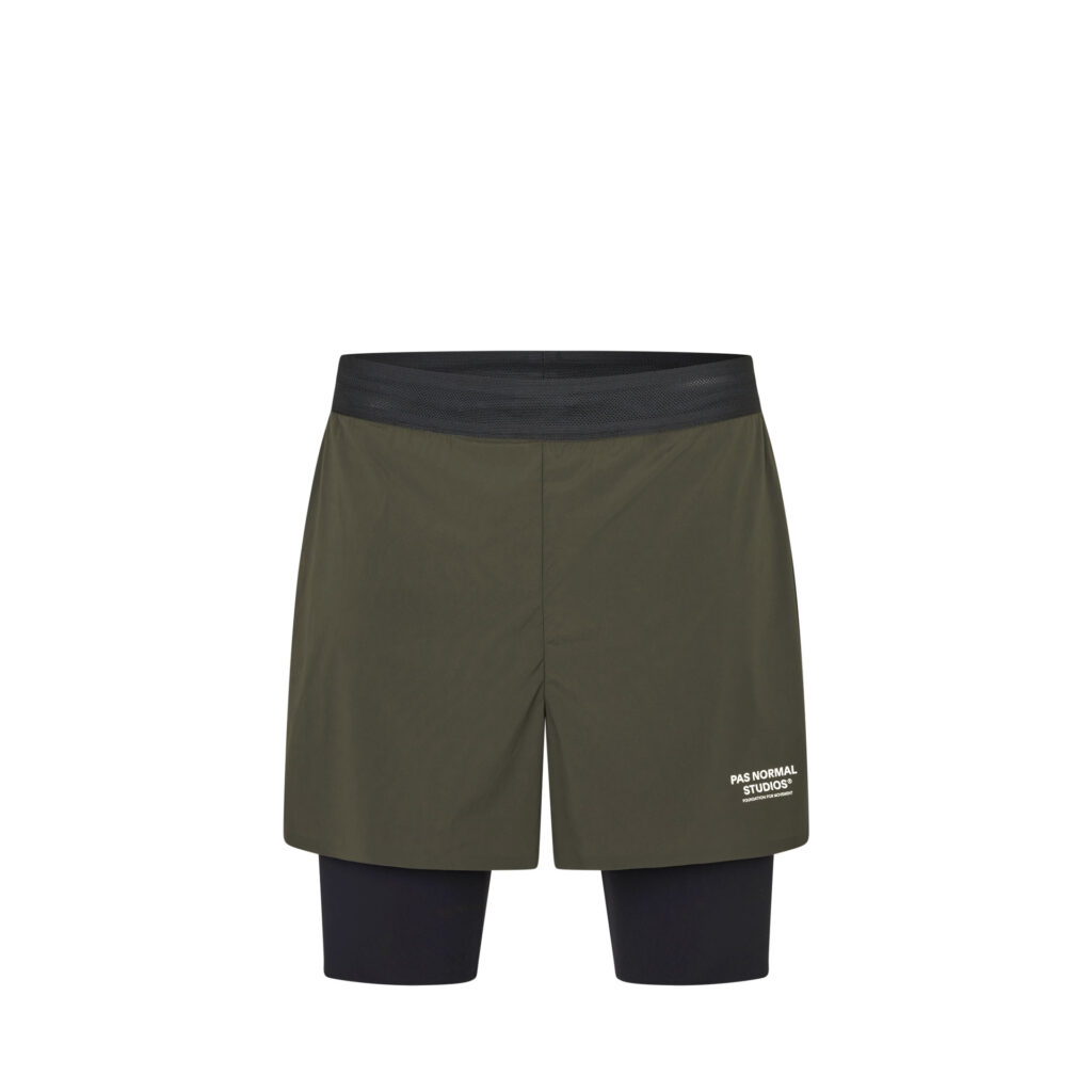 Pas Normal Studios Balance 2-in-1 Shorts Kurze Laufhose mit Innenshorts L dark olive