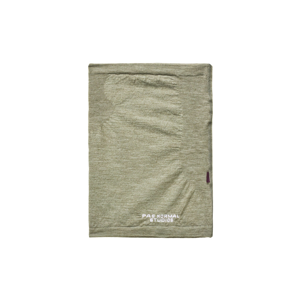 Pas Normal Studios Logo Merino Knit Necktube wärmendes Halstuch One-Size earth