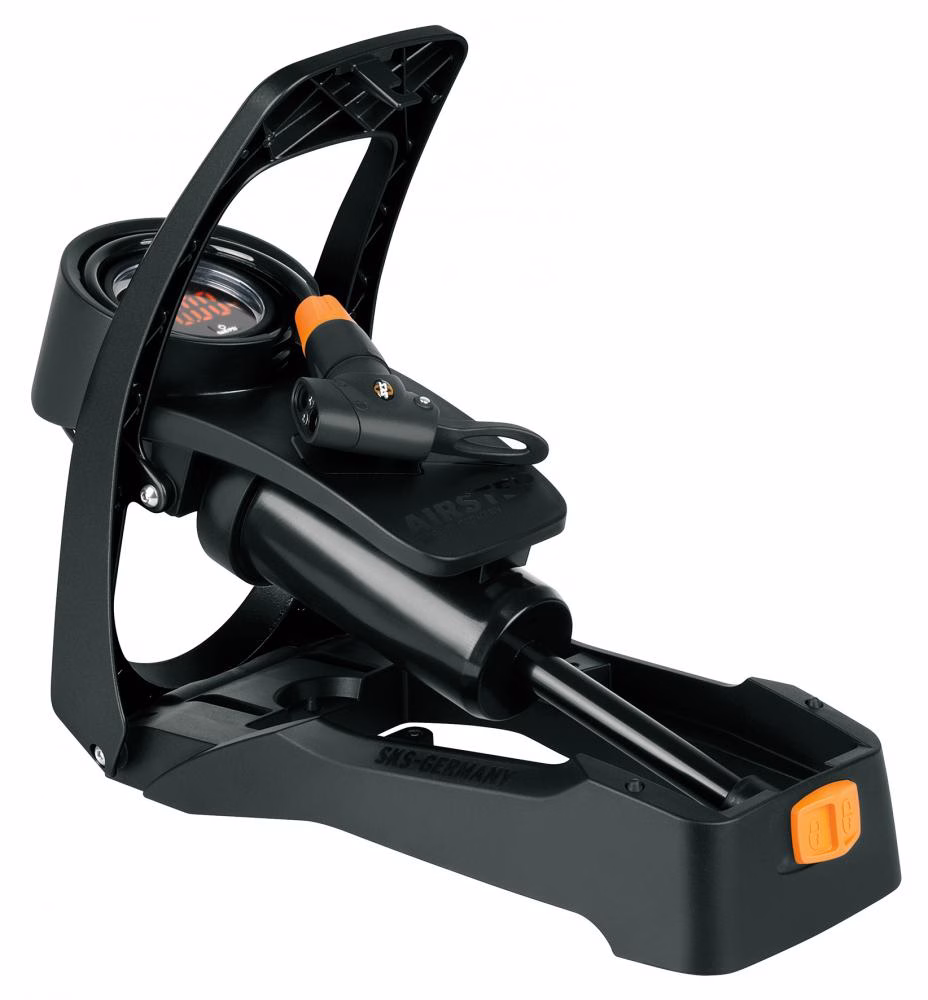 SKS Airstep Digi Fußpumpe mit präzisem LED-Digitalmanometer, geeignet für AV/DV/SV Ventile, max. 7 bar, inkl. Wandhalterung, ideal für rückenschonendes Pumpen
