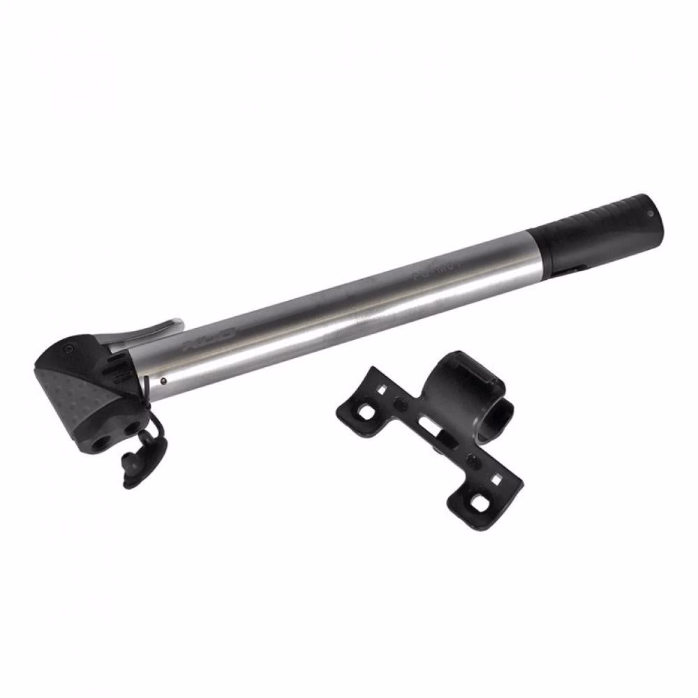 XLC Minipumpe Alpha PU-M01, silber, Aluminium, 265 mm, Dualkopf, max. 6 bar, kompatibel mit Schrader-, Dunlop- und Presta-Ventilen, inkl. Universalhalterung und Gummiband